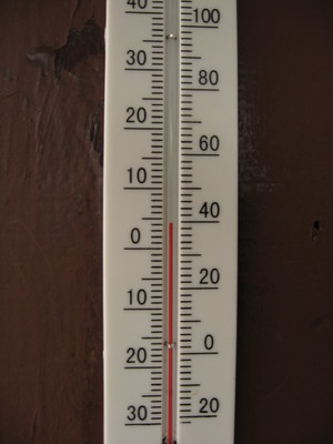 A thermometer reads 4 degrees Celsius and 40 degrees Fahrenheit.
